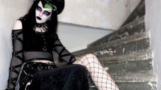 Kendisini modern zaman vampiri olarak tanımlıyor! Kıyafetiyle görenleri şaşırtıyor