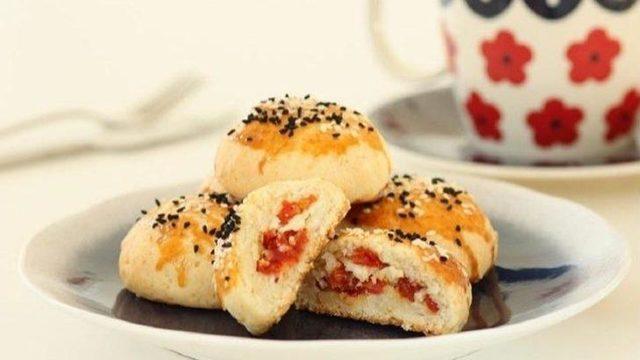 Çay Demlenene Kadar Hazır! Lezzetiyle Pastaneleri Aratmayacak Pratik Kuru Pasta Tarifi