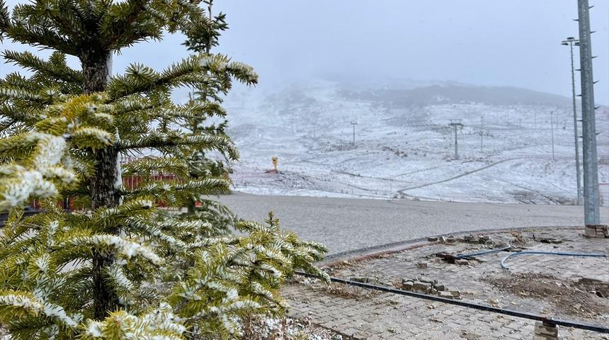 Sivas'ta Yıldız Dağı Kayak Merkezi'ne kar yağdı