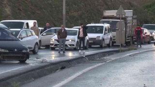 Kaza yapan sürücüler, 09'05'te araçlarının başında saygı duruşuna geçti