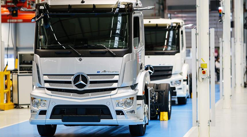 Elektriğin gücü artık kamyonlarda! İlk seri üretim eActros, banttan indi