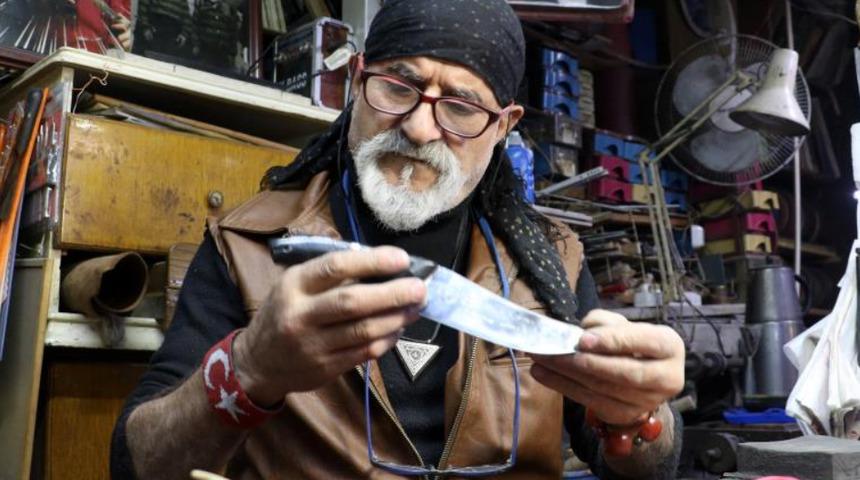 Guinness’e aday ''Şirin baba''nın gözleri bozuldu! Dünyanın en küçük bıçaklarını yapıyordu 