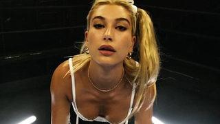 Hailey Baldwin, iç çamaşırlı pozları sosyal medyayı yaktı geçti