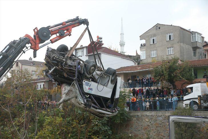 Kocaeli'de öğrenci servisinin dere yatağına devrildiği kazada ölenlerin sayısı 3'e yükseldi G3