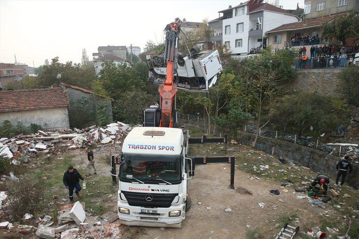 Kocaeli'de öğrenci servisinin dere yatağına devrildiği kazada ölenlerin sayısı 3'e yükseldi G4
