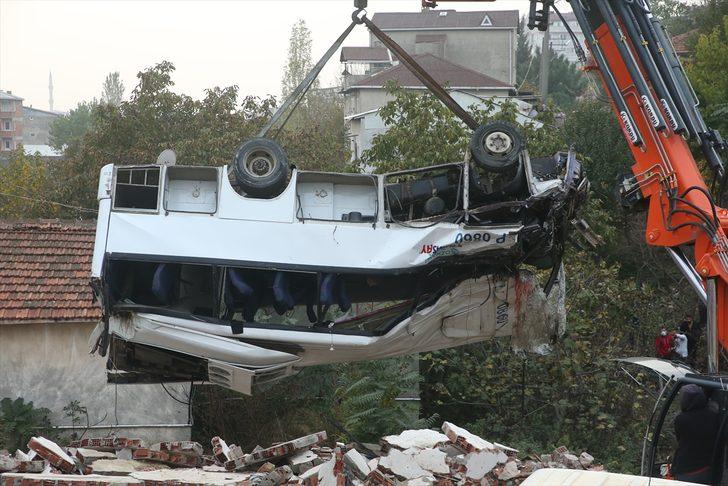 Kocaeli'de öğrenci servisinin dere yatağına devrildiği kazada ölenlerin sayısı 3'e yükseldi G5