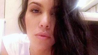 Kourtney Kardashian, Travis Barker'la nişanlılığının ilk ayını müstehcen pozlarla kutladı