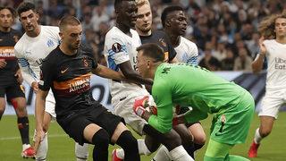 UEFA Galatasaray'ın cezasını açıkladı! Marsilya maçı olaylar nedeniyle bir süre durmuştu