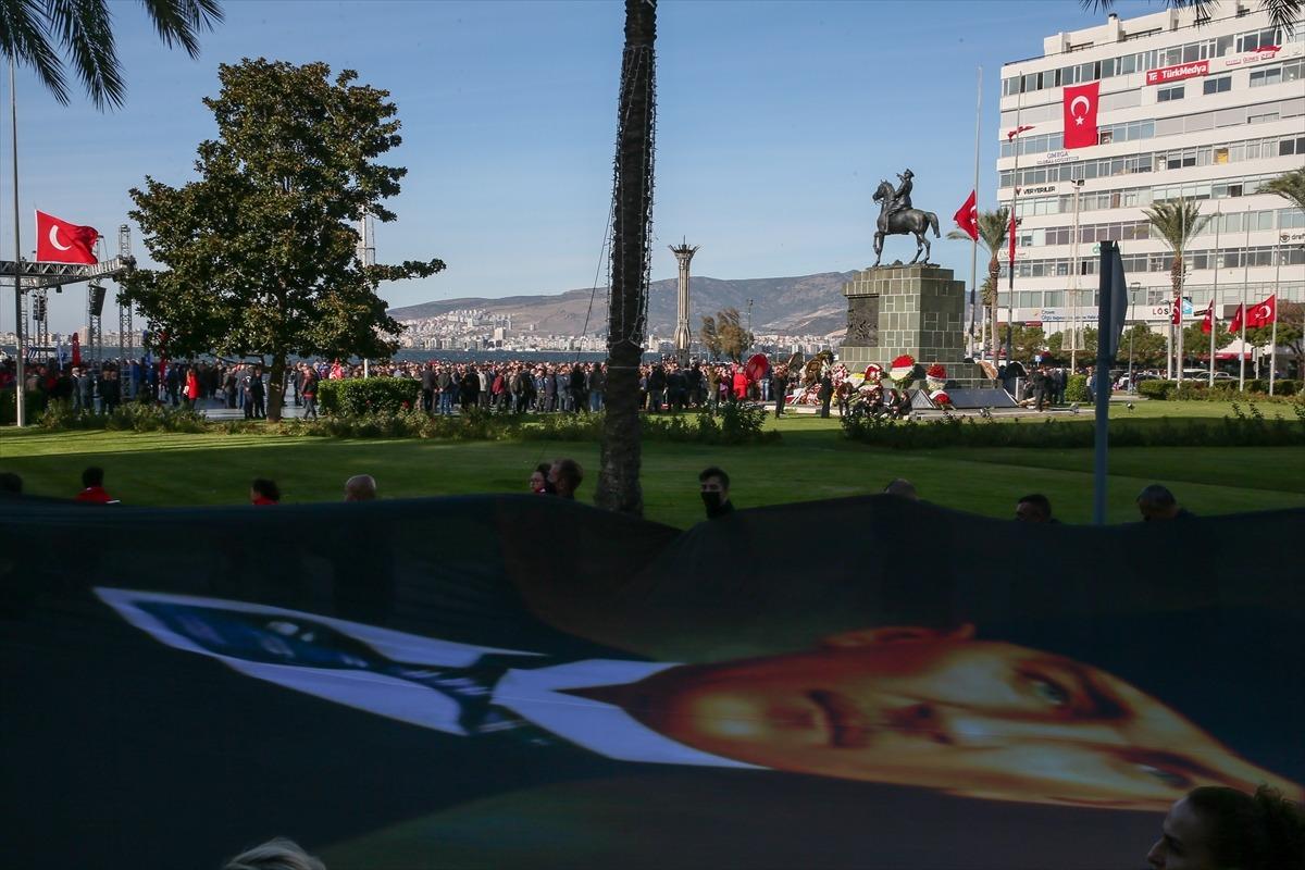 İzmir'de B&uuml;y&uuml;k &Ouml;nder'i anma etkinliğinde 350 metre uzunluğunda Atat&uuml;rk posteri taşındı