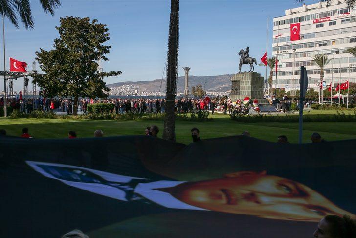 İzmir'de Büyük Önder'i anma etkinliğinde 350 metre uzunluğunda Atatürk posteri taşındı G1