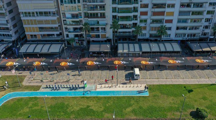 İzmir'de Büyük Önder'i anma etkinliğinde 350 metre uzunluğunda Atatürk posteri taşındı G4