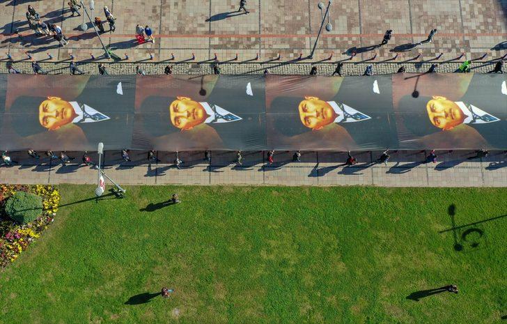 İzmir'de Büyük Önder'i anma etkinliğinde 350 metre uzunluğunda Atatürk posteri taşındı G5