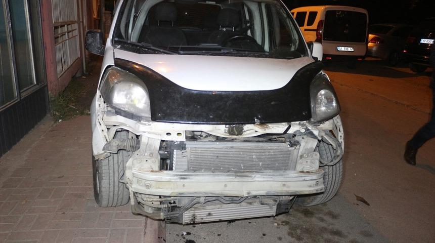 Adana'da çalıntı kaydıyla aranan araç kaza yapmış halde bulundu