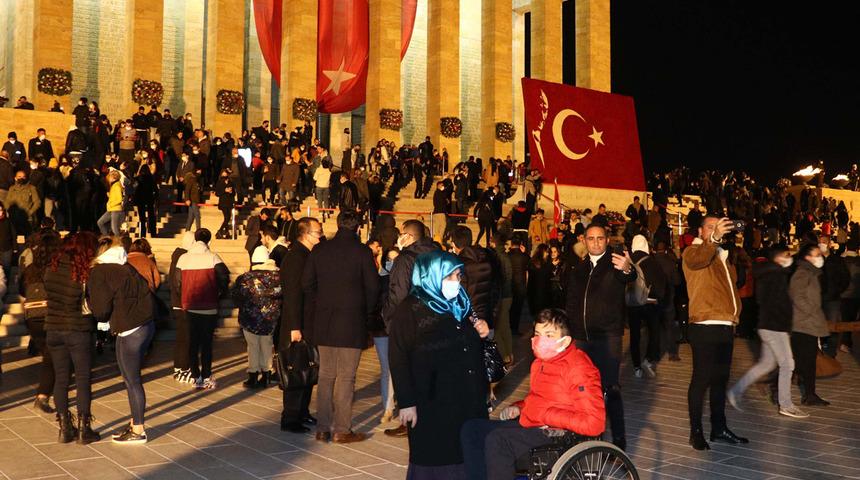 Anıtkabir'de gece ziyaretçi yoğunluğu