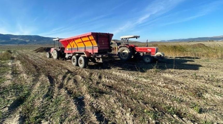 Pes dedirtti! Kuruyan Marmara Gölü'nü traktörlerle sürüp tarım arazisine çevirdiler