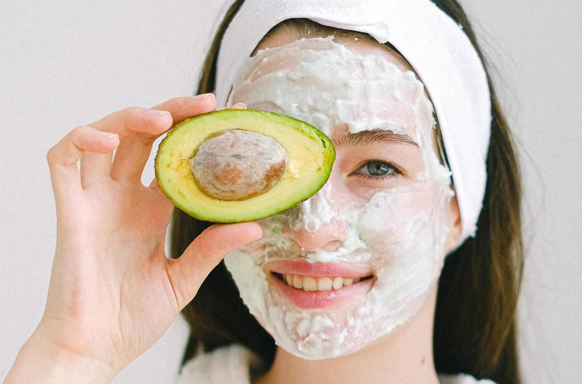 Daha genç ve dinç görünmek isteyenler için göz altı bakım ipuçları