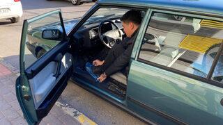 200 bin TL’ye satışa koyduğu arabasına galoşla biniyor, haftada bir gün kullanıyor