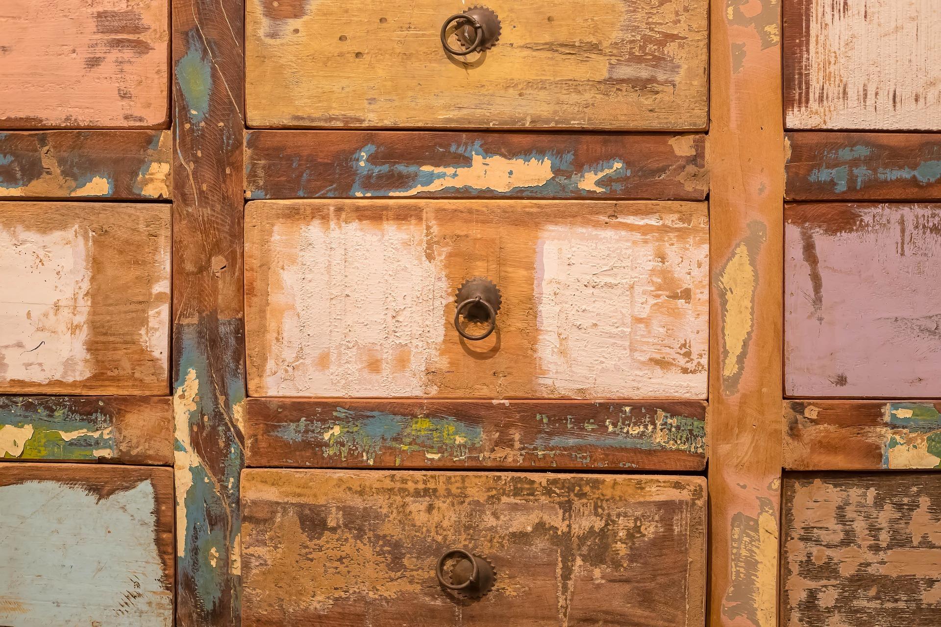 Eski diye bir kenara atılan ahşap mobilyaları hayata döndürme rehberi