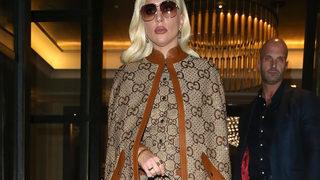 Lady Gaga, pelerinle geldiği mekandan dekolteli elbisesiyle çıktı
