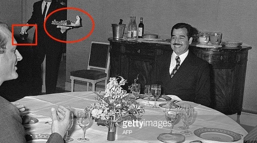 Saddam H&uuml;seyin&rsquo;e hizmet eden garson Putin mi? Olay fotoğraf