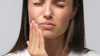 Dişlerinizdeki aşınmanın nedeni yedikleriniz değil, fırçalama alışkanlığınız olabilir!