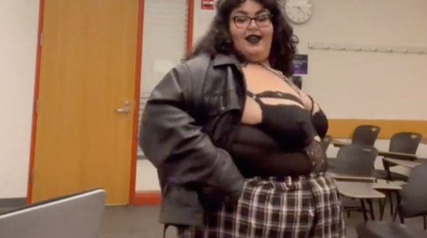 Kilosu nedeniyle eleştirildi! Tepkisini i&ccedil; &ccedil;amaşırıyla sokakta y&uuml;r&uuml;yerek g&ouml;sterdi