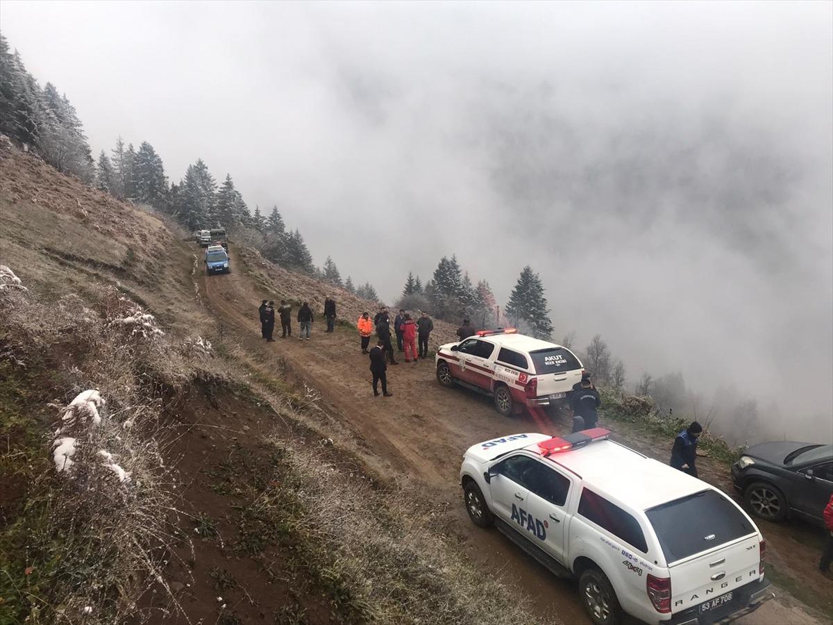 Rize'de kurtarma &ccedil;alışmasına katılan jandarma aracı u&ccedil;uruma yuvarlandı
