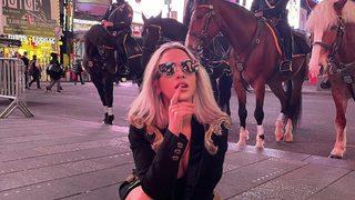 Ece Seçkin, New York caddelerinde poz verdi! Paylaşımına beğeni yağdı