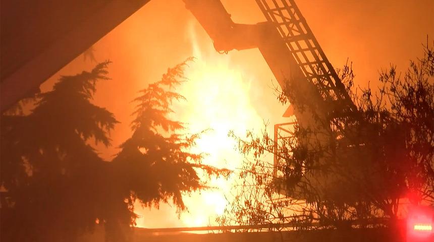 Başakşehir'de korkutan yangın! Dokuma atölyesi alev aldı