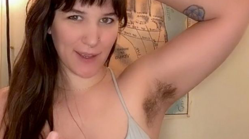 10 yıldır vücut kıllarını almıyor! Kendisini eleştirenlere sert cevap verdi