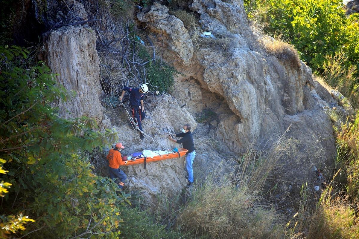 Temizlik iş&ccedil;isinin kayalıklardan d&uuml;şen ve &uuml;ş&uuml;yen kadına montunu vermesi takdir topladı