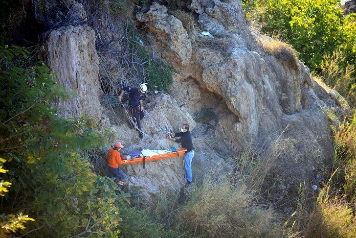 Temizlik işçisinin kayalıklardan düşen ve üşüyen kadına montunu vermesi takdir topladı G1
