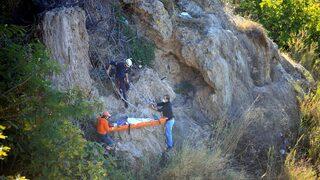 Temizlik işçisinin kayalıklardan düşen ve üşüyen kadına montunu vermesi takdir topladı