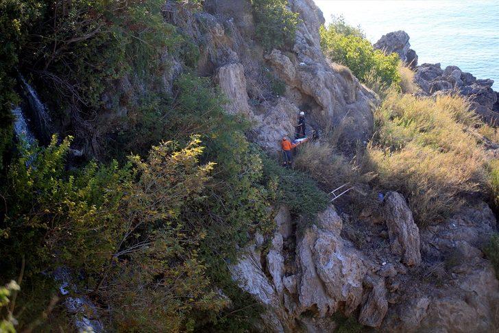 Temizlik işçisinin kayalıklardan düşen ve üşüyen kadına montunu vermesi takdir topladı G2