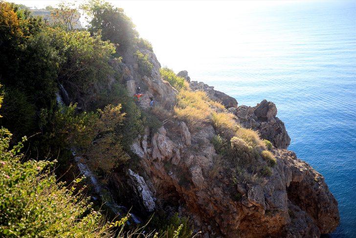 Temizlik işçisinin kayalıklardan düşen ve üşüyen kadına montunu vermesi takdir topladı G3