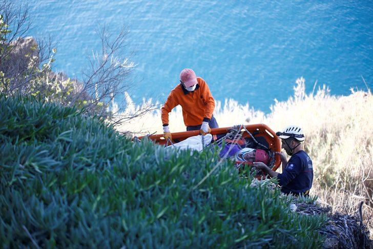 Temizlik işçisinin kayalıklardan düşen ve üşüyen kadına montunu vermesi takdir topladı G4