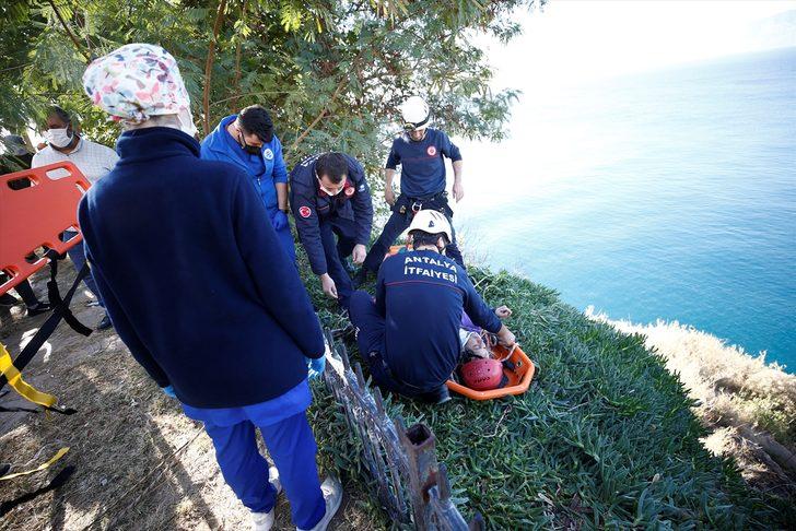 Temizlik işçisinin kayalıklardan düşen ve üşüyen kadına montunu vermesi takdir topladı G5