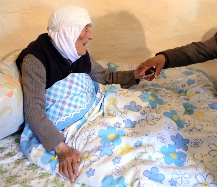 Ardahan'ın "Gülbeyaz ninesi" 108 yaşında çipli kimliğini aldı G1