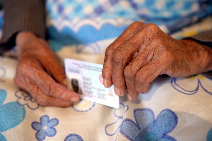 Ardahan'ın "Gülbeyaz ninesi" 108 yaşında çipli kimliğini aldı G3