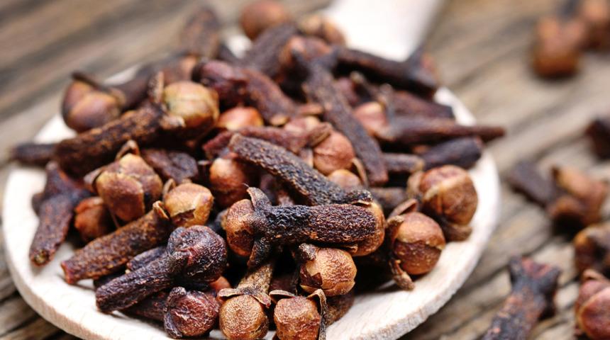 Mutfakta bir mucize saklıyormuşuz! İşte karanfilin hayatımızı kolaylaştıracak ilginç kullanım alanları