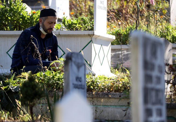 Düzce depreminde hayatını kaybedenler mezarları başında anıldı G2