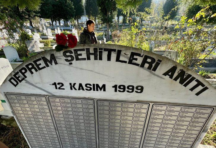 Düzce depreminde hayatını kaybedenler mezarları başında anıldı G4