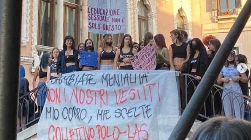 İtalya'da &ouml;ğrenciler spor s&uuml;tyenini yasaklayan &ouml;ğretmeni protesto etti: 'Kıyafetimizi değil zihniyeti değiştirin'