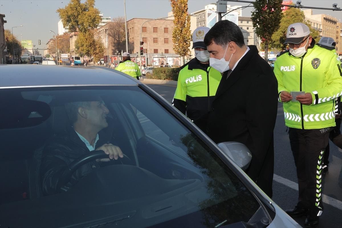 Ankara Valisi Şahin, emniyet kemeri takan s&uuml;r&uuml;c&uuml;lere teşekk&uuml;r etti:
