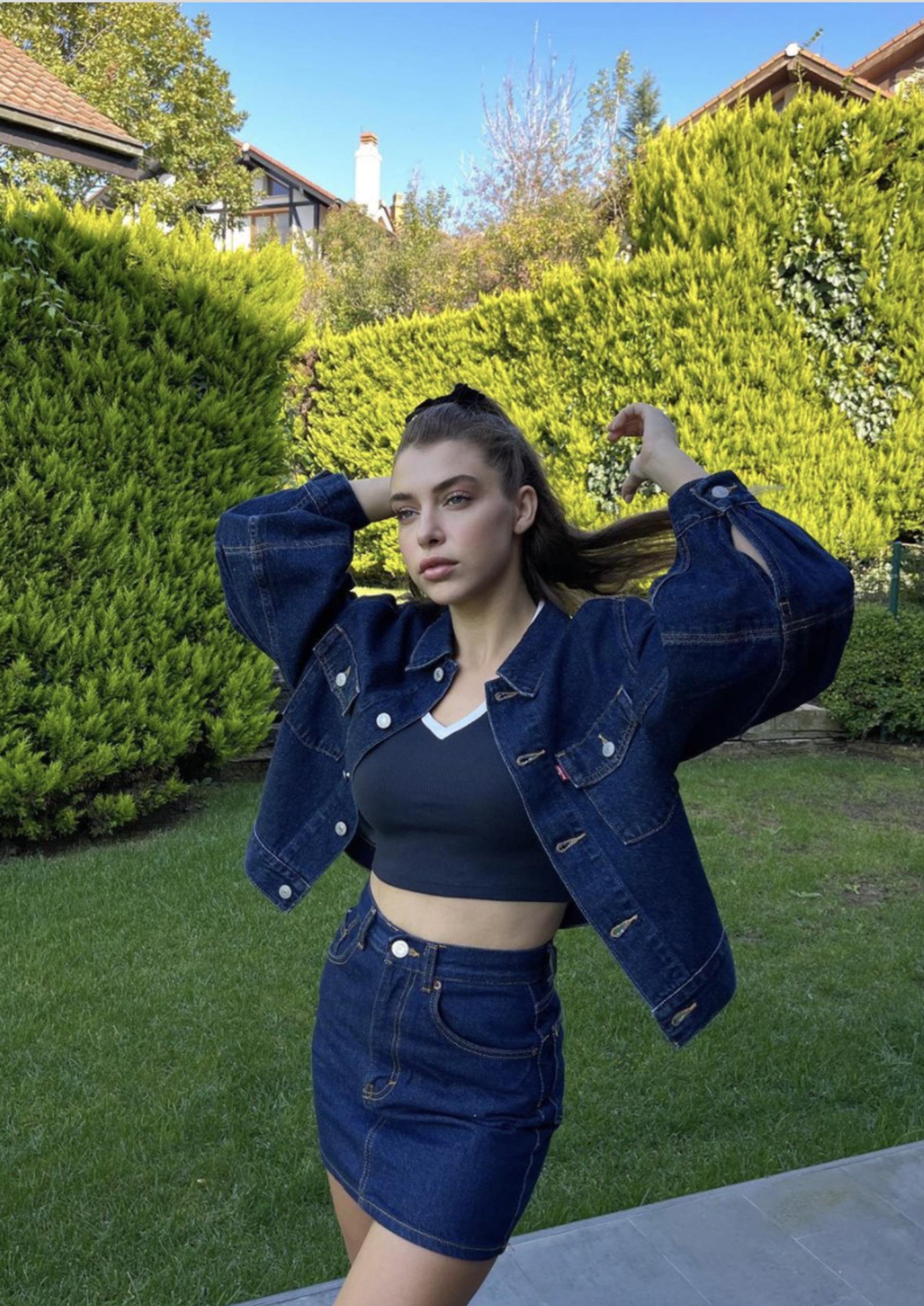 Gamze Erçel'in sade ve spor tarzını beğenenlere kombin önerileri