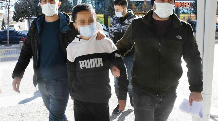 14 yaşındaki çocuk, arkadaşını bıçaklayarak ağır yaraladı! Sebebi korkunç