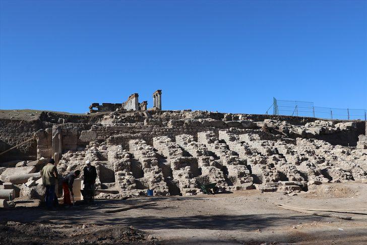Aizanoi Antik Kenti kazısında kemik atölyesi ve kandil dükkanı kalıntıları ortaya çıkarıldı G1