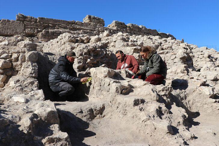 Aizanoi Antik Kenti kazısında kemik atölyesi ve kandil dükkanı kalıntıları ortaya çıkarıldı G2