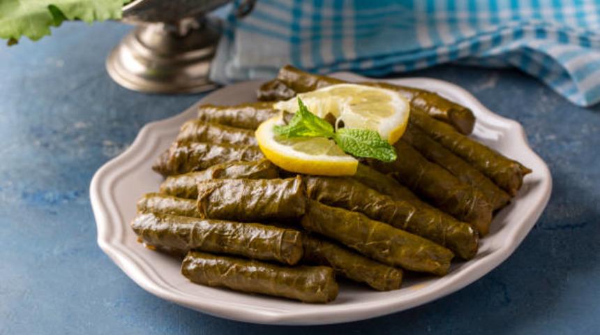 Lezzetiyle sizi alıp çocukluğunuzdaki bayram sabahlarına götürecek yaprak sarması tarifi ve tüyoları