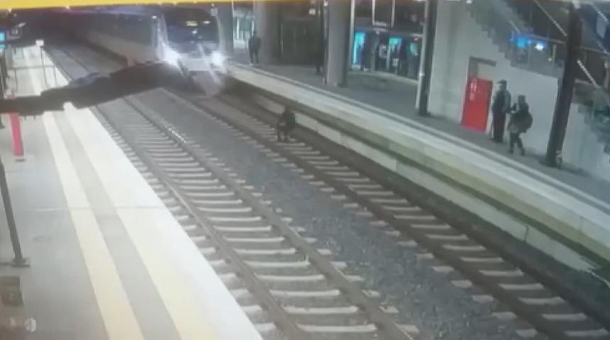 Sakince gelip raylara atladı! Marmaray durağında intihar güvenlik kamerasında